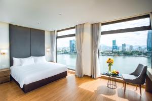 Postel nebo postele na pokoji v ubytování Glamour Hotel Da Nang