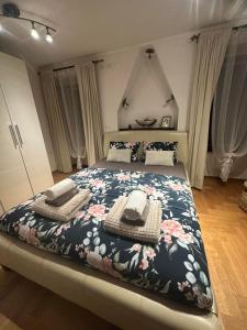 ein Schlafzimmer mit einem großen Bett mit zwei Körben drauf in der Unterkunft First row to the sea - Maremi Izola Apartment terrace in Izola