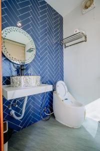 ein Badezimmer mit Toilette, Waschbecken und Spiegel in der Unterkunft BE Villa - Phu Quy Island in Cu Lao Thu + 54 Fotos