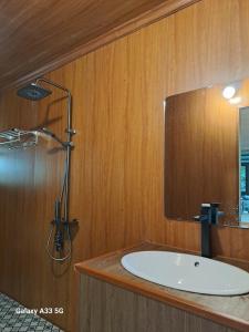 une salle de bain avec lavabo et douche dans l'établissement Thung Sen Tam Coc Chalets, à Ninh Binh