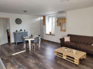 a living room with a couch and a table at T2 plain-pied, en centre-ville in Buzançais +9 photos