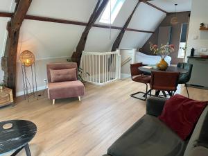 sala de estar con sofá, mesa y sillas en De Haven en Zierikzee