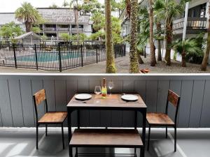 Studio in Hilo Center with Pool and Lake Views tesisinde bir balkon veya teras