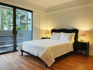 Studio in Hilo Center with Pool and Lake Views tesisinde bir odada yatak veya yataklar