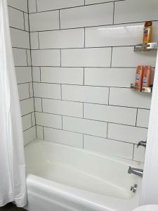 Studio in Hilo Center with Pool and Lake Views tesisinde bir banyo