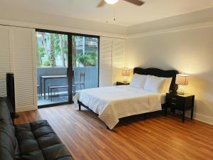 Studio in Hilo Center with Pool and Lake Views tesisinde bir odada yatak veya yataklar