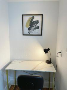 Studio in Hilo Center with Pool and Lake Views tesisinde bir odada yatak veya yataklar
