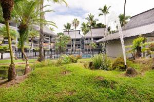 Studio in Hilo Center with Pool and Lake Views tesisinin dışında bir bahçe