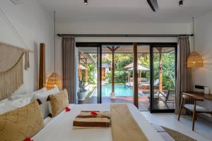 een woonkamer met een bed en een zwembad bij Sicilia Villa by DH Ubud in Ubud