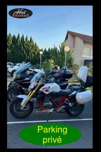 un grupo de motocicletas estacionadas en un estacionamiento en Abel Hôtel, en Langeac