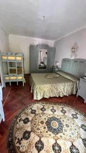 Perrero的住宿－La betulla，一间带两张床的卧室和地毯