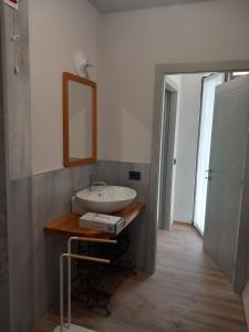 uma casa de banho com um lavatório e um espelho em Agriturismo Brusalino em Mango