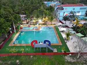 uma vista superior de uma piscina num resort em Elizabeth Hotel - Naga em Pili