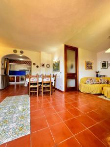 une chambre avec une table, des chaises et un lit dans l'établissement Villa Le Ortensie, à Termini