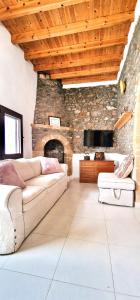 uma sala de estar com um sofá e uma lareira em Yiannis Village house em Asklipiḯon