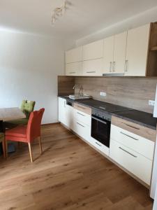 Kuchnia lub aneks kuchenny w obiekcie Landhaus Ebner