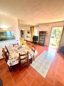 une salle à manger avec une table et des chaises et un salon dans l'établissement Villa Le Ortensie, à Termini