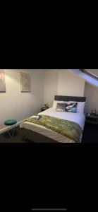ein Schlafzimmer mit einem Bett in einem Zimmer in der Unterkunft Clifton Home - Newly refurbished - Perfect for contractors! in Killingbeck
