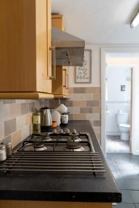 A kitchen or kitchenette at The Plumb Townhouse in Warwick Centre