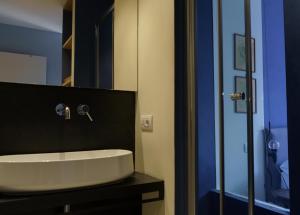 a bathroom with a white sink and a mirror at Signoria n&deg;5 in Florence