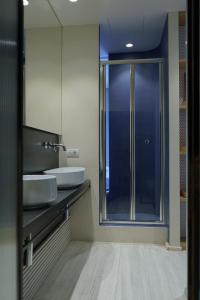 a bathroom with two sinks and a glass shower at Signoria n&deg;5 in Florence