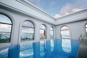 Bazén v ubytování Glamour Hotel Da Nang nebo v jeho okolí