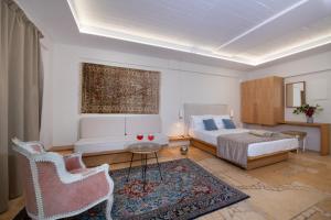 1 dormitorio con cama, mesa y sofá en Orpheas Resort Hotel (Adults Only), en Georgioupolis