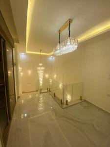 Ένα μπάνιο στο Exclusive Luxury Apartment with Panoramic and Stunning City Views Luxurious Finishes Modern Amenities and Private Terrace شقة فاخرة حصرية بإطلالات بانورامية مذهلة على المدينة تشطيبات فاخرة مرافق حديثة وتراس خاص