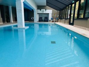 a large swimming pool with blue water at The Inn At Grasmere in Grasmere