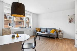 奧爾堡的住宿－Moderne Lejlighed i Aalborg Vestby - 1 BR，客厅配有沙发和桌子