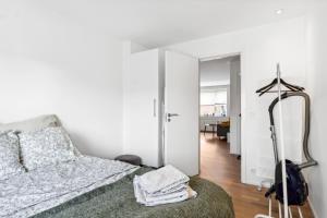 ein Schlafzimmer mit einem Bett mit einer grünen Decke in der Unterkunft Moderne Lejlighed i Aalborg Vestby - 1 BR in Aalborg