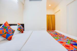 FabHotel GRK Comforts - Jayanagar客房内的一张或多张床位