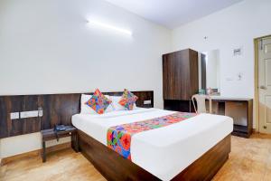 FabHotel GRK Comforts - Jayanagar客房内的一张或多张床位