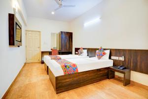 班加罗尔FabHotel GRK Comforts - Jayanagar的房间里有一张床的卧室