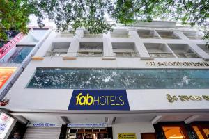 班加罗尔FabHotel GRK Comforts - Jayanagar的建筑外墙,有flida酒店标志