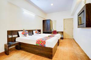 FabHotel GRK Comforts - Jayanagar客房内的一张或多张床位