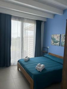 um quarto com uma cama com duas toalhas em Villa NATURE ZAGARA SCOPELLO ZINGARO em Castellammare del Golfo