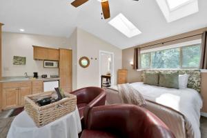 a bedroom with a bed and chairs and a kitchen at The Inn at Shasta Lake in Lakehead