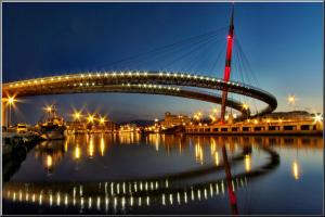 een brug over het water 's nachts met lichten bij Casa Di Vita in Pescara