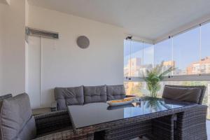 sala de estar con sofá y mesa de cristal en Solar Villa Apartmanok By BLTN, en Siófok