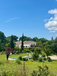 une maison et une cour avec une piscine dans l'établissement Quinta da Arrábida, à Sesimbra