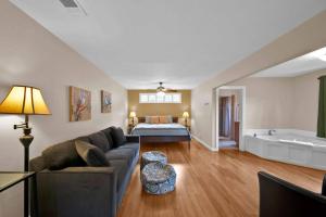 - un salon avec un canapé et un lit dans l'établissement The Inn at Shasta Lake, à Lakehead