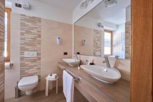 Bilik mandi di Berg Hotel Latemar Spitze +168 gambar