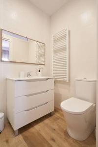 bagno bianco con servizi igienici e lavandino di Amplio alojamiento centro barrio del Oeste a Salamanca