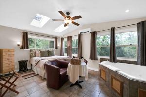 - une chambre avec un lit et une baignoire dans l'établissement The Inn at Shasta Lake, à Lakehead