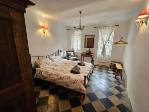 巴達盧科的住宿－CASA LEONE BADALUCCO，一间卧室配有一张床,铺有一个 ⁇ 板地板