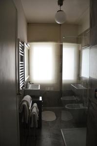 baño con 3 lavabos y 2 espejos y toallas en Maurice PentHouse, en Roma