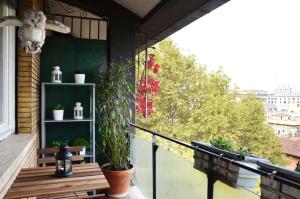 un balcón con un banco y plantas. en Maurice PentHouse, en Roma