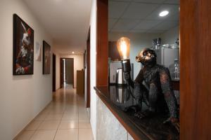 una estatua de un mono sentado en un mostrador con una luz en SleepandGO, en Dubái