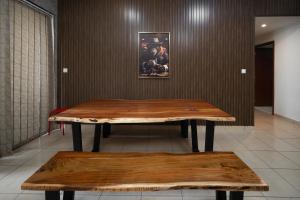 una mesa de madera en una habitación con 2 troncos en el suelo en SleepandGO, en Dubái